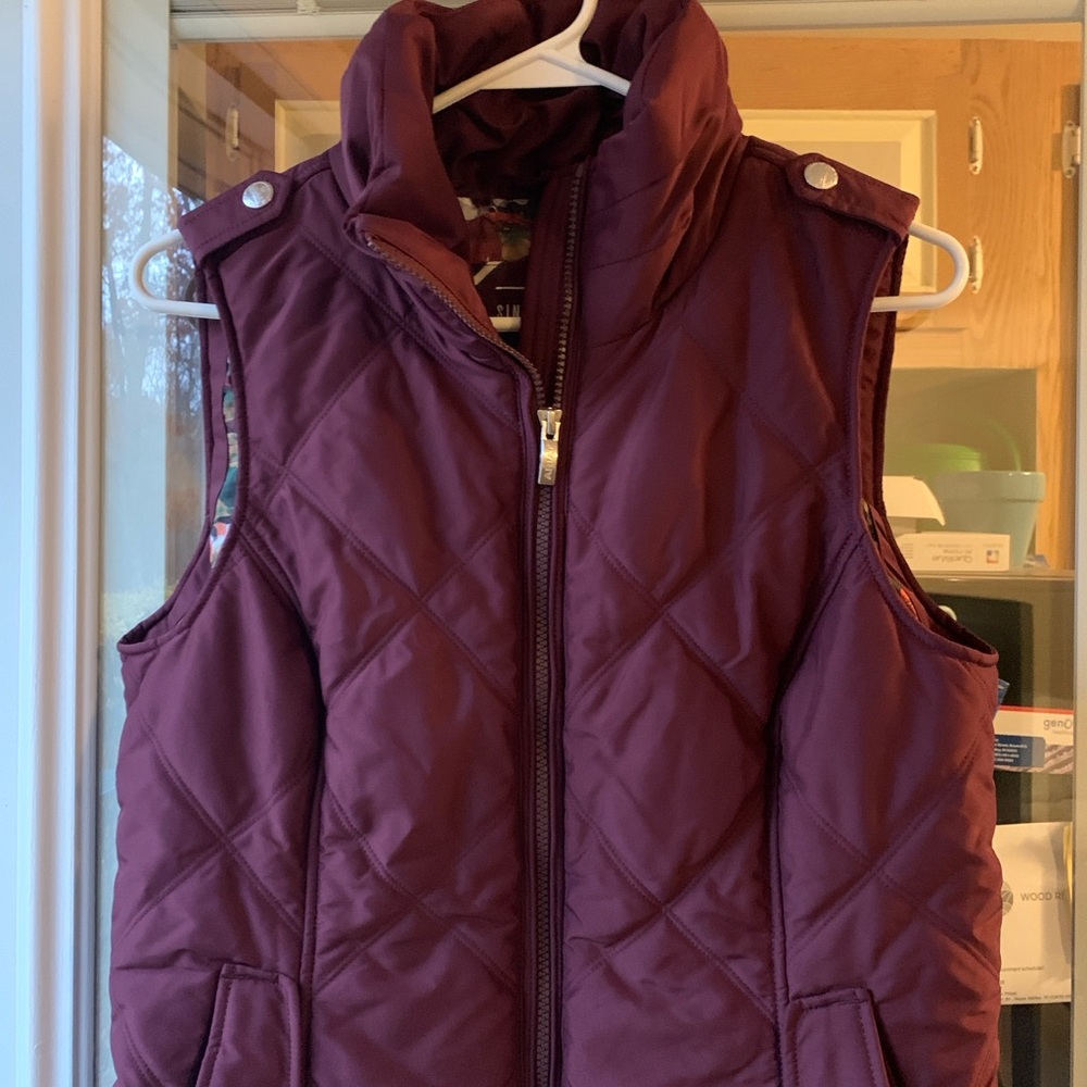 Beautiful Burgundy Ariat insulated vest Med EUC! LIKE new